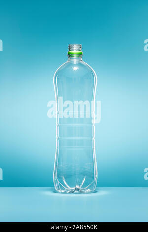 Vuoto bottiglia d'acqua in plastica Foto Stock