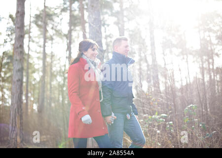 Escursionismo coppia nella soleggiata, Boschi di autunno