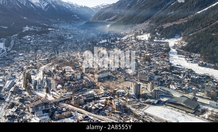 Antenna fuco vista della coperta di neve Chamonix city nel pomeriggio Foto Stock