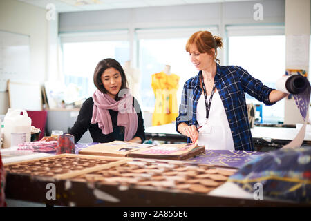 Moda femminile designer che lavorano in studio Foto Stock