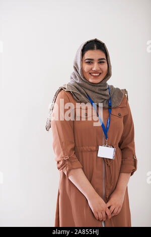Ritratto fiducioso ragazza adolescente che indossa il hijab Foto Stock
