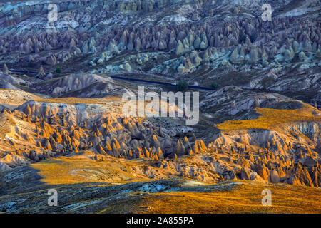 Vista in elevazione del paesaggio eroso a sunrise, Cappadocia, Turchia. Foto Stock
