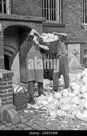 Zwei Insassen tragen einen Korb Kohl Justizvollzugsanstalt Herford Deutschland 1950. Due prigionieri stanno portando un cesto di cavolo, correttivi facility Herford Germania 1950. Foto Stock