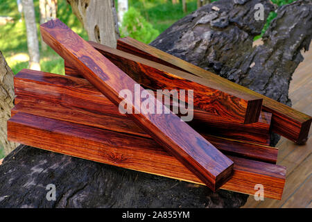 Tronchetti di legno di palissandro birmano, esotica bella boscose pattern per artigianato Foto Stock