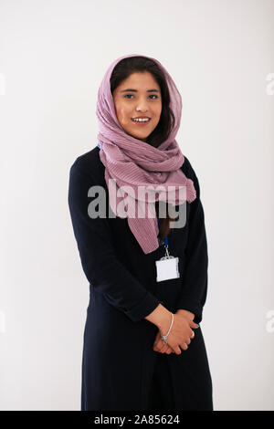 Ritratto fiducioso giovane donna indossa hijab Foto Stock