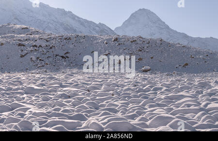 Montagna himalayana al mattino dopo il recente nevicata. Silenzio bianco, assoluta tranquillità; tranquillità e calma concept Foto Stock