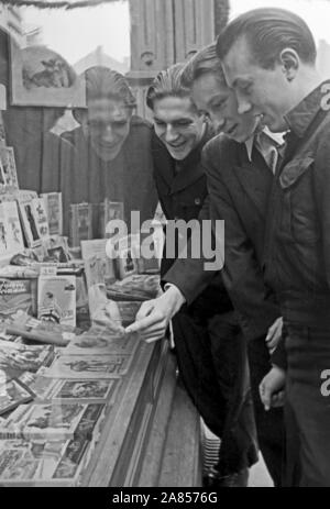 Die Gefangenen schauen era es così im Schaufenster zu kaufen gibt, Justizvollzugsanstalt Herford Deutschland 1950. Alcuni detenuti sono guardando ciò che la vetrina del negozio ha da offrire, correttivi facility Herford Germania 1950. Foto Stock