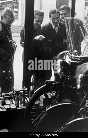 Die Gefangenen schauen era es così im Schaufenster zu kaufen gibt, Justizvollzugsanstalt Herford Deutschland 1950. Alcuni detenuti sono guardando ciò che la vetrina del negozio ha da offrire, correttivi facility Herford Germania 1950. Foto Stock