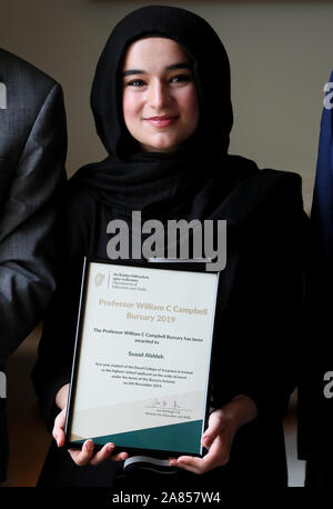 RCSI studente di medicina Suaad Alshleh che è stato presentato con il inaugral Professor William C Campbell borsa di studio presso il Royal College of Surgeons Irlanda a Dublino. Foto Stock