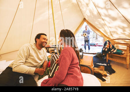 Coppia felice rilassante in campeggio yurt Foto Stock