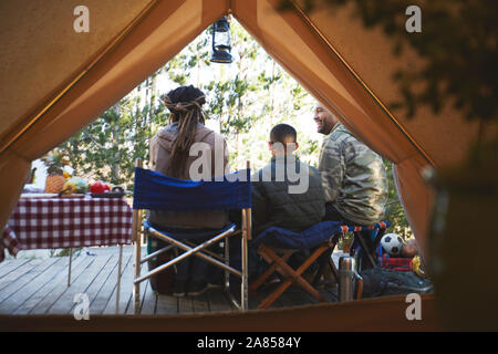 Rilassante in famiglia al di fuori del campeggio yurt Foto Stock