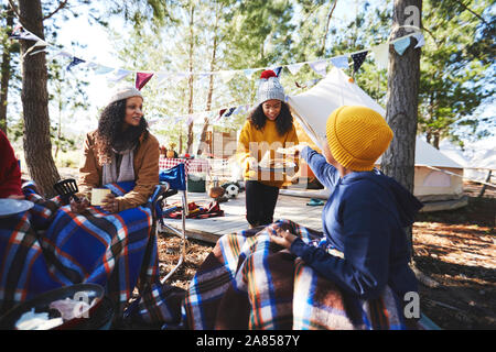 Famiglia di mangiare al campeggio nel bosco Foto Stock