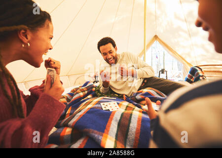 Famiglia giocando a carte all'interno del camping yurt Foto Stock