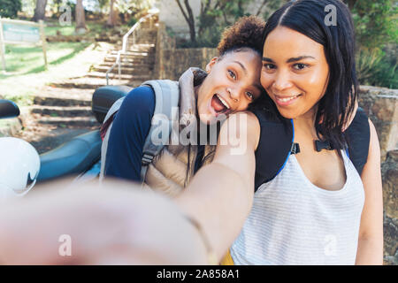 Selfie punto di vista felice, giocoso donne giovani amici Foto Stock