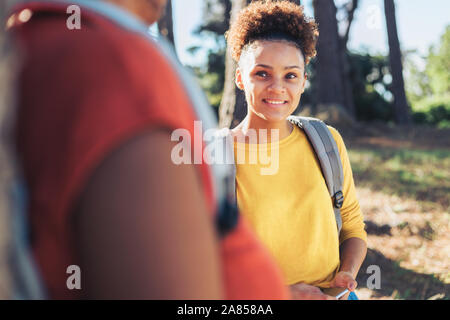 Sorridente giovane donna escursionismo Foto Stock