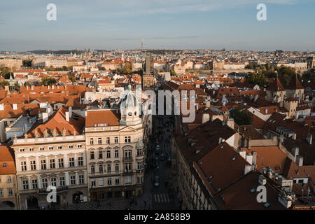 Il centro di Praga e Ponte Carlo vista durante il tramonto ora d'oro dal di sopra. Foto Stock