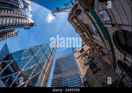 Guardando verso l'alto 122 Leadenhall Street, conosciuta anche come il Leadenhall Building o il Cheesegrater con la Lloyds fabbricato a sinistra Foto Stock