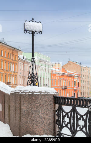 Moyka River Coast in inverno. Si tratta di un piccolo fiume in Russia che circonda la porzione centrale di San Pietroburgo. Foto verticale con segno nevoso Foto Stock