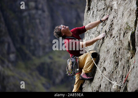 Maschio di rocciatore scaling di roccia, guardando verso l'alto Foto Stock