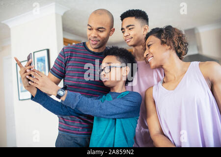 Famiglia tenendo selfie Foto Stock
