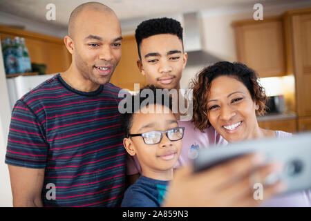 Famiglia selfie prendendo in cucina Foto Stock