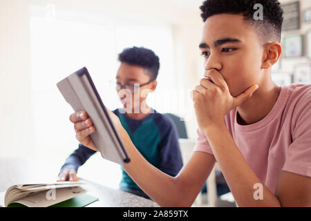 Ragazzo adolescente con tavoletta digitale Foto Stock