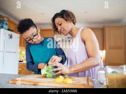 Madre e figlio per la cottura in cucina Foto Stock