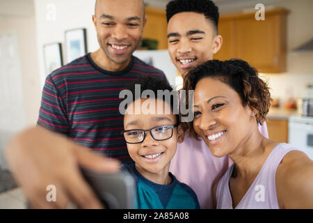La famiglia felice tenendo selfie Foto Stock