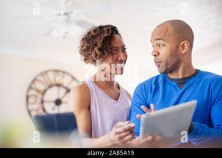 Paio di parlare, utilizzando tavoletta digitale Foto Stock