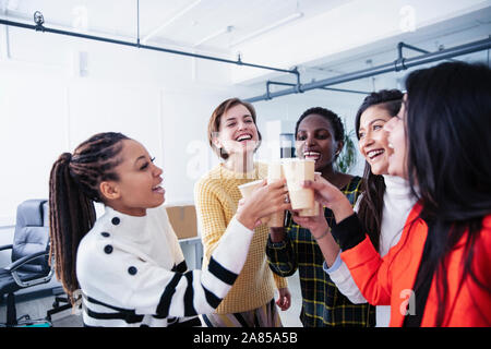 Felice imprenditrici celebrando, bevendo champagne Foto Stock