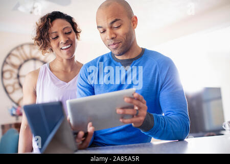 Giovane con tavoletta digitale Foto Stock
