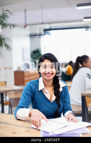 Ritratto fiducioso imprenditrice lavoro in ufficio Foto Stock