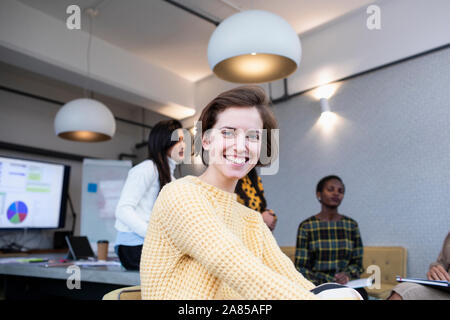 Ritratto sorridente, fiduciosi imprenditrice nella sala conferenza incontro Foto Stock