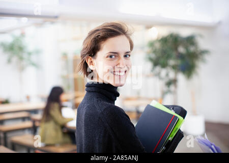 Ritratto fiducioso imprenditrice in office Foto Stock