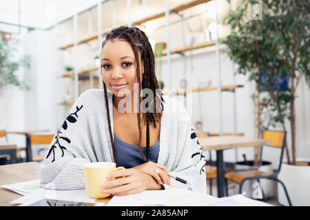 Ritratto fiducioso imprenditrice di bere il caffè Foto Stock