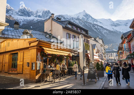 Chamonix, Francia - 25 dicembre 2018: strada trafficata in Chamonix nel giorno di Natale del pomeriggio Foto Stock