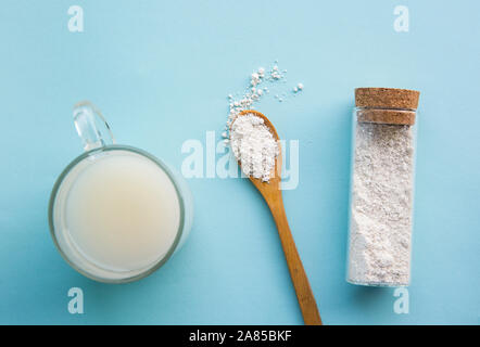 Terra di diatomee noto anche come diatomite miscelato in un bicchiere di acqua, buona per il corpo umano detox concetto. Foto Stock