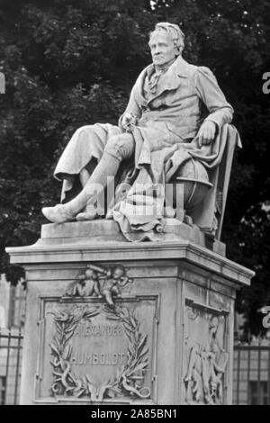 Alexander von Humboldt Denkmal vor der Humboldt Universität di Berlino, Deutschland 1961. Humboldt University a Berlino, Germania 1961. Foto Stock