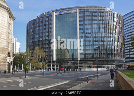 Il New Park Plaza Hotel all'estremità meridionale di Westminster Bridge di Londra, Regno Unito, vicino al fiume Tamigi e Casa del Parlamento Foto Stock