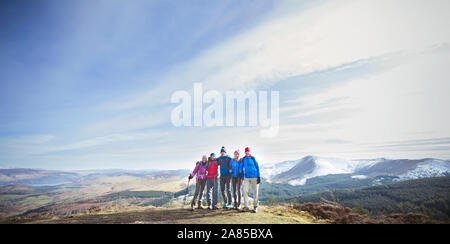 Ritratto famiglia escursioni, in piedi presso la panoramica cima, Lake District, REGNO UNITO Foto Stock
