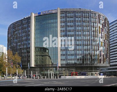 Il New Park Plaza Hotel all'estremità meridionale di Westminster Bridge di Londra, Regno Unito, vicino al fiume Tamigi e Casa del Parlamento Foto Stock