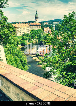 Bella vista sul castello torre della vecchia Boemia cittadina Repubblica ceca Krumlov (Cesky Krumlov). 14 luglio 2019, Repubblica Ceca Foto Stock