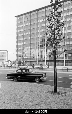Blick auf das Telefunken-Hochhaus am Ernst-Reuter-Platz a Berlino Charlottenburg, Deutschland 1961. Vista la Telefunken highrise alla Ernst Reuer quadrato in Berlin Charlottenburg, Germania 1961. Foto Stock