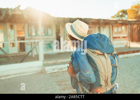 Giovani femmine backpacker avvicinando sunny beach hut Foto Stock