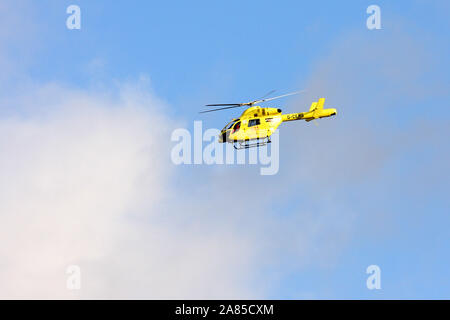 Yorkshire Air Ambulance a volare su un giorno di estate Foto Stock