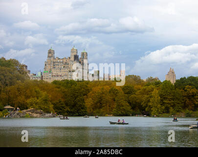 Persone fila barche sul lago di Central Park di New York City in autunno. Foto Stock