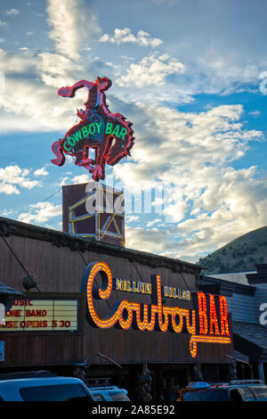 Million Dollar Cowboy Bar al tramonto nel centro cittadino di Jackson, WY Foto Stock