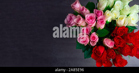 Bouquet di fiori colorati, una composizione di multi-colorate di rose. Sfondo per la cartolina. Banner Foto Stock