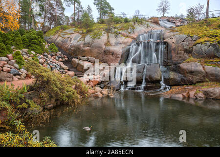 Cascata cascata in acqua Sapokka giardino, landscape park in autunno giornata piovosa, Kotka, in Finlandia Foto Stock
