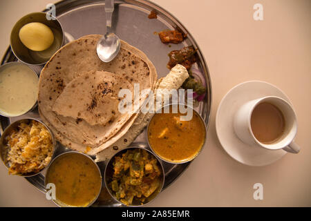 INDIA/Rajasthan/Jodhpur/Gennaio 2016: una piastra di thali (chapati pane piatto servito con una varietà di piccoli piatti di riso e lenticchie e alcuni chil Foto Stock